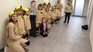 Dzieci przebrane w mundury straży pożarnej