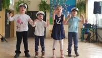 Dzieci śpiewające żeglarską piosenkę