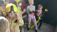 Dzieci z wężami strażackimi