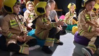 Dzieci słuchają opowieści strażaka
